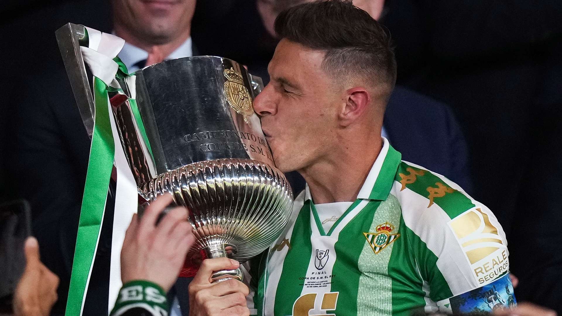 默契配合更 默契配合更